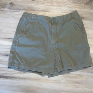 Women’s Dockers Khakis for Women 3 pocket Shorts.   Hunter Green color Size 10